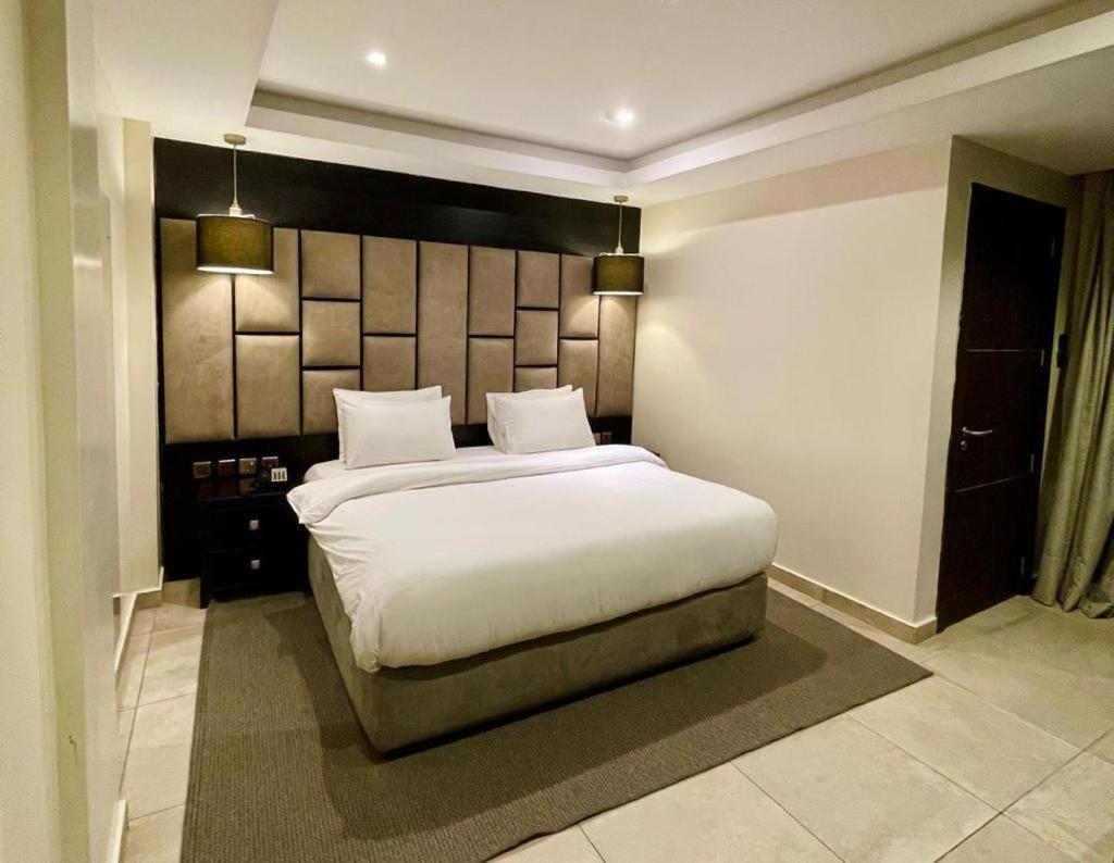 Joshesther Olive Hotel Ikeja Extérieur photo