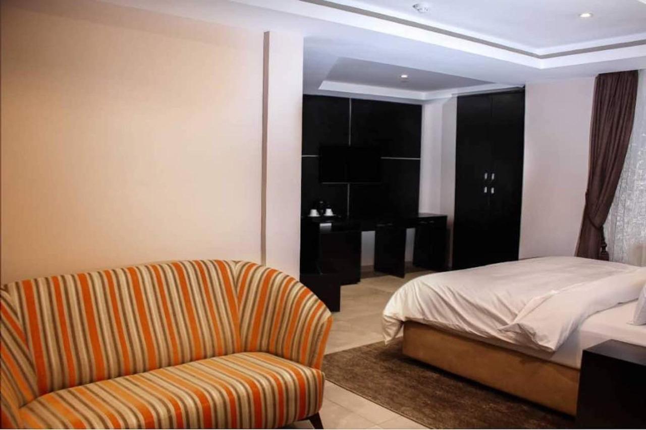 Joshesther Olive Hotel Ikeja Extérieur photo