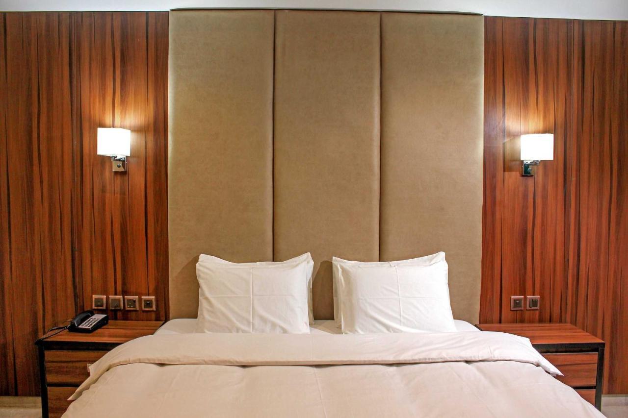 Joshesther Olive Hotel Ikeja Extérieur photo