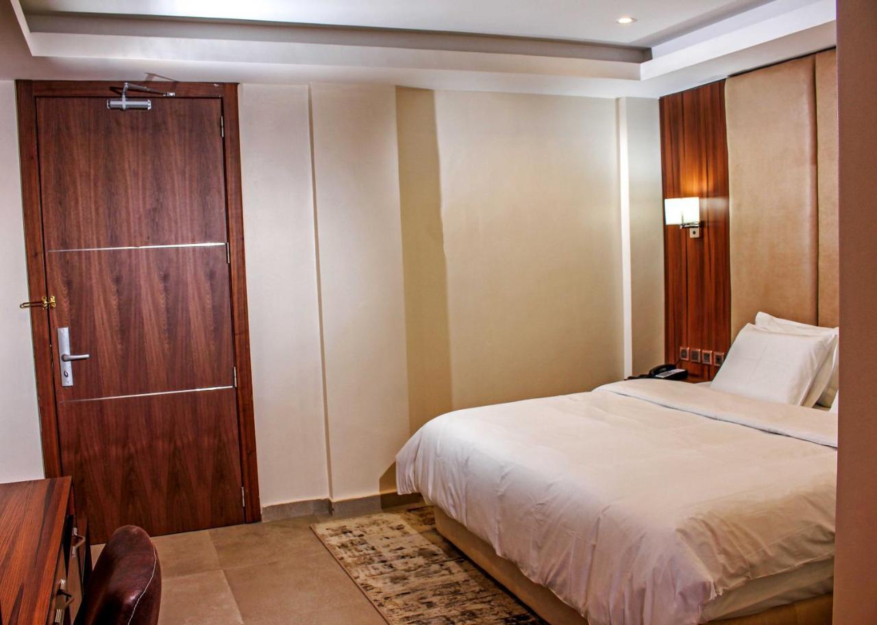Joshesther Olive Hotel Ikeja Extérieur photo